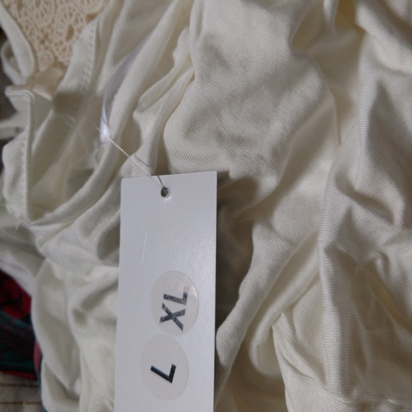 NWT  Size 2x/3x left Open back shirt - Picture 7 of 8